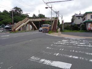 若山公園前の歩道橋です。