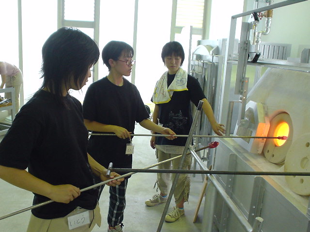 富山ガラス造形研究所の学生さんがアシスト