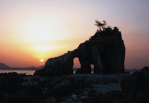 くぐり岩（夕陽）