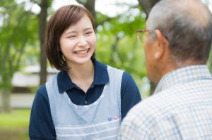 挨拶をしている女性の写真の画像です