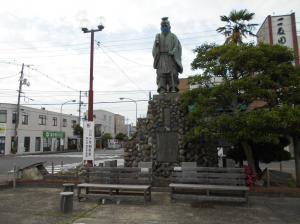 厚狭駅前にある寝太郎像の写真です。