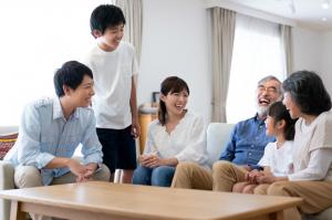 家族で健康について会話している様子の画像です