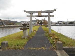 厳嶋神社の鳥居の写真です