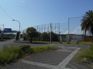 横断歩道を渡ると野球場が見えます。