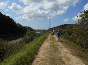 川沿いに沿って歩く道です。