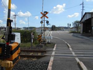 線路を渡って保健センターに向かいます。