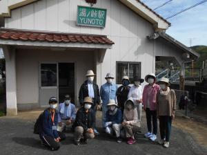 湯ノ峠駅前で集合写真を撮りました。