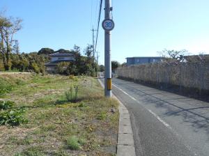 津布田小学校の前の道の写真です