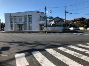 山口銀行の前の横断歩道の写真です