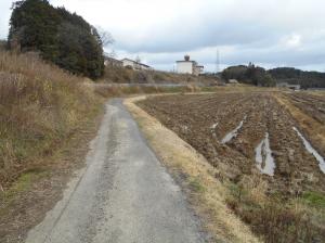 農道の写真です。右手には田畑が広がっています。