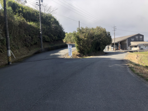 幸神から山野井八幡宮に進む道の写真です。