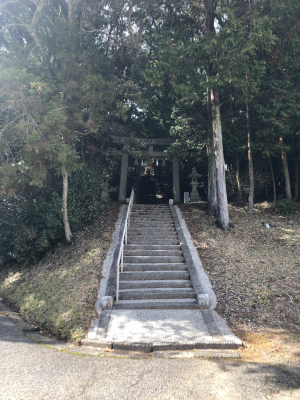 山野井八幡宮へ上る階段の写真です。