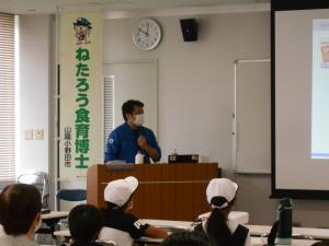 株式会社シマヤの原田さんが講演をしている様子の写真です。