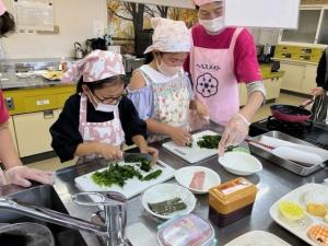 お弁当作り体験の様子