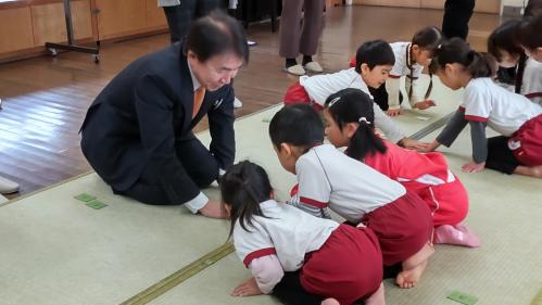 市長と園児とのかるた対決