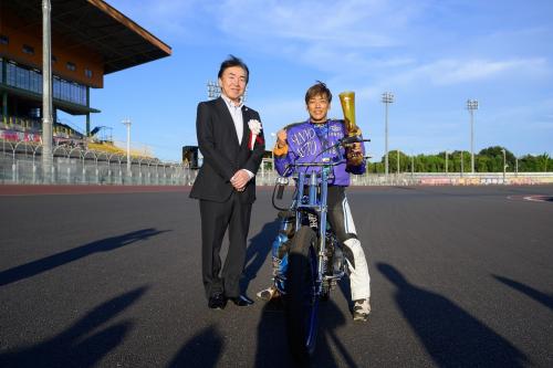 優勝した青山周平選手