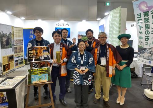 佐渡市の皆さんと記念写真