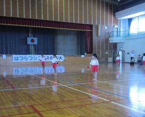 スポーツ大会に参加する幼児