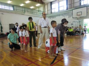 お年寄りと競技する幼児