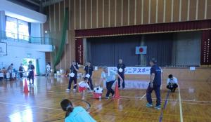 お年寄りとボール運びをする園児