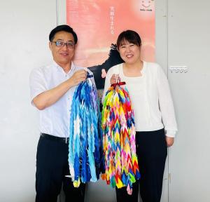 千羽鶴を持っている様子