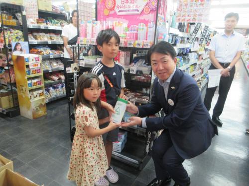 廃食油回収ボトル配布