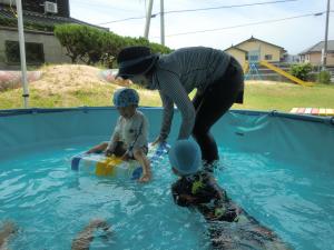 プールで遊ぶ園児