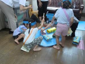 魚釣りゲームで遊ぶ園児