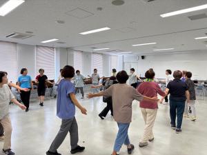 輪になってダンス♪