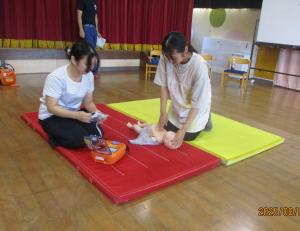 AEDの使い方を学ぶ様子