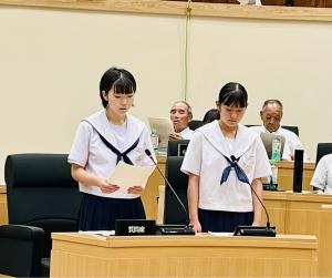 一般質問をする中学生の様子