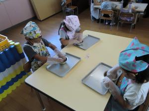 お団子をこねる園児の様子
