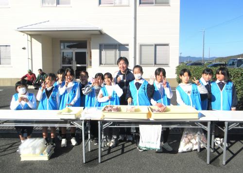 埴生小学校の児童と記念写真