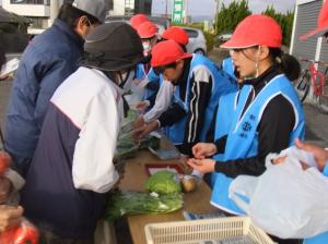 子どもたちが野菜などを販売する様子