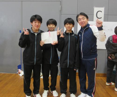 中学生チームと記念写真