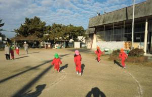 持久走をする園児の様子