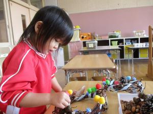 クリスマスの準備をする園児