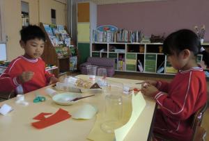 クリスマスの準備をする園児