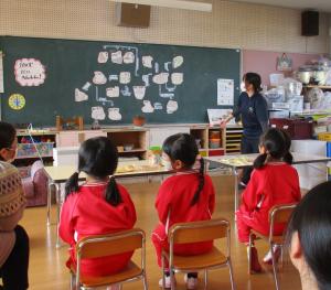 みそについて学ぶ園児