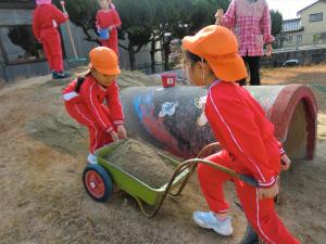 砂で遊ぶ園児の様子