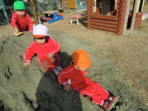 砂で遊ぶ園児の様子