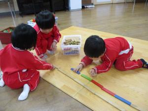 作品展の準備をする園児の様子