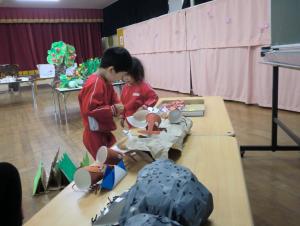 作品展の準備をする園児の様子