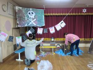 作品展の準備をする園児の様子