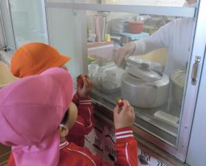 イチゴを給食室の先生に切ってもらいます