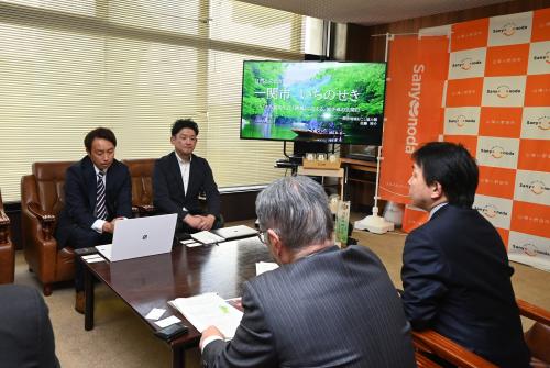 歓談している様子