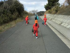 ゴミ拾いをする園児の様子