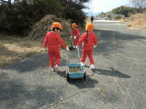 ゴミ拾いをする園児の様子