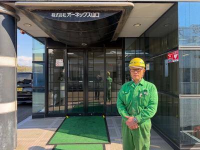 工場前