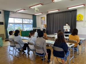 保護者への啓発を行っている様子の写真です。